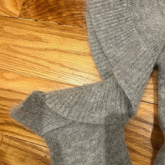 Gray Peek a Boo Sleeve Sweater - Picture 4 of 5